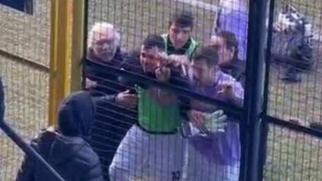 Il Legnano perde la partita e la testa: scontro giocatori-tifosi